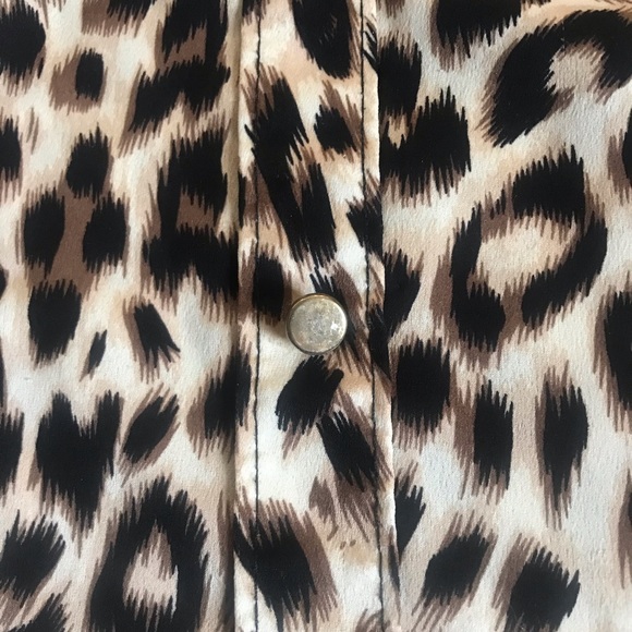 TREND ALERT! 🔥LE CHATEAU Leopard/ Animal Print Short Sleeve Shirt - Picture 3 of 6